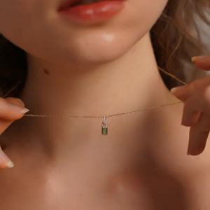 سلسلة ملطية بالذهب عيار 18 قيراط بكريستال حجر الراين الاخضر - تصميم الزمرد
